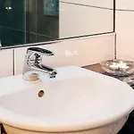 Maldron & Leisure Centre Otel 3*