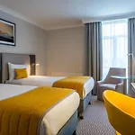 מלון Maldron & Leisure Centre 3*