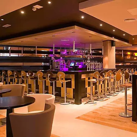 Maldron & Leisure Centre מלון