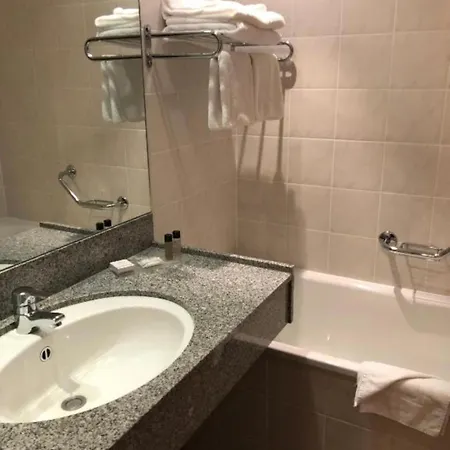 Maldron & Leisure Centre Otel Limerick Junction