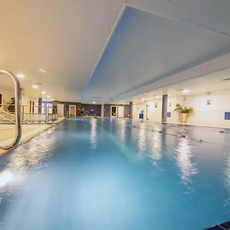Maldron & Leisure Centre מלון 3*