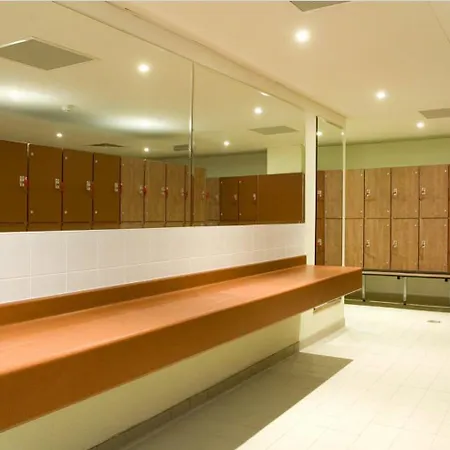 Maldron & Leisure Centre 3*