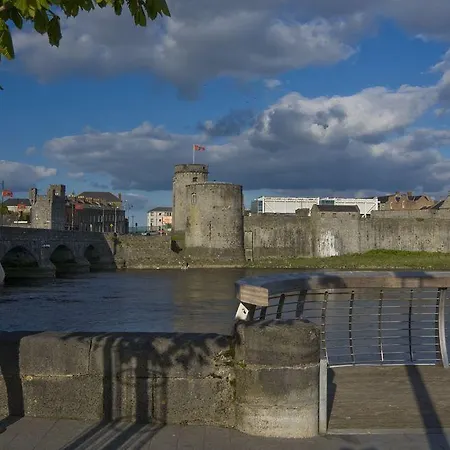 מלון Maldron & Leisure Centre 3*