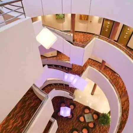 Maldron & Leisure Centre מלון 3*