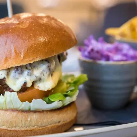 Maldron & Leisure Centre מלון 3*