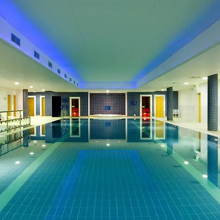 מלון Maldron & Leisure Centre 3*