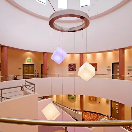 Maldron & Leisure Centre מלון 3*