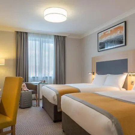 Maldron & Leisure Centre מלון