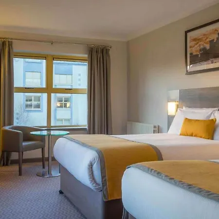 Maldron & Leisure Centre 3*