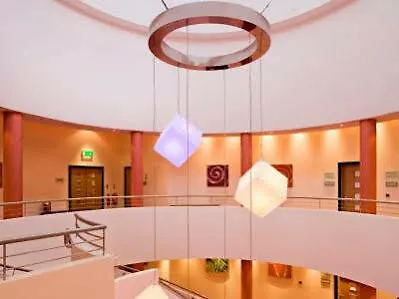 Maldron & Leisure Centre Hotel 3*