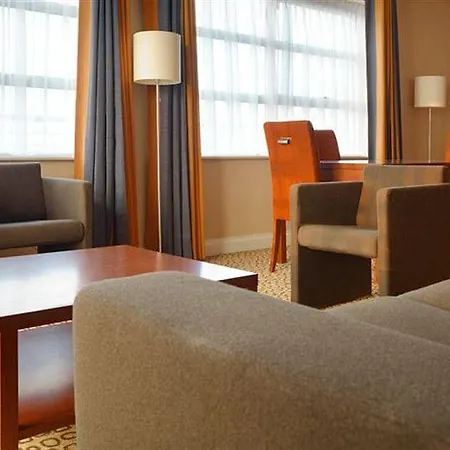 Maldron & Leisure Centre Hotel 3*