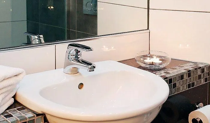 Maldron & Leisure Centre Hotell 3*