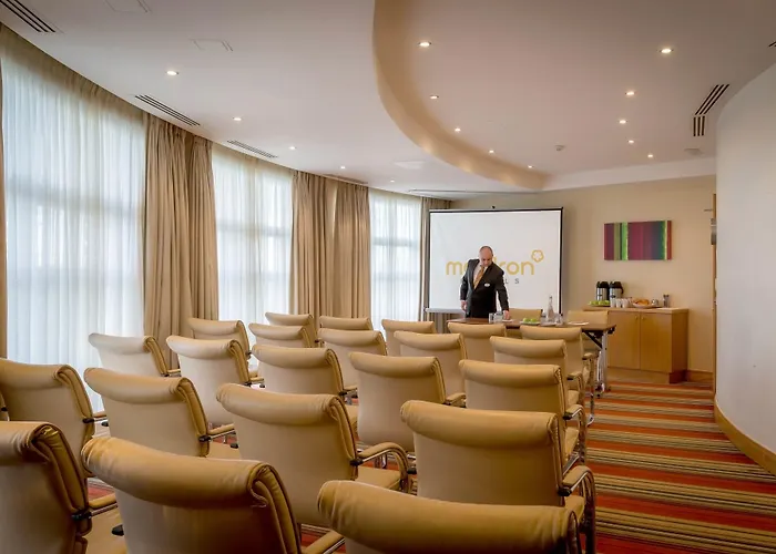 Maldron & Leisure Centre 3*