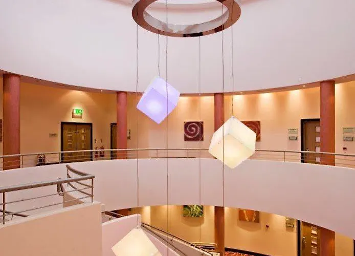 Maldron & Leisure Centre Hotell 3*