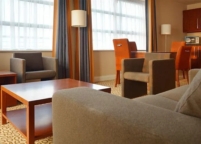 Maldron & Leisure Centre Hotell 3*